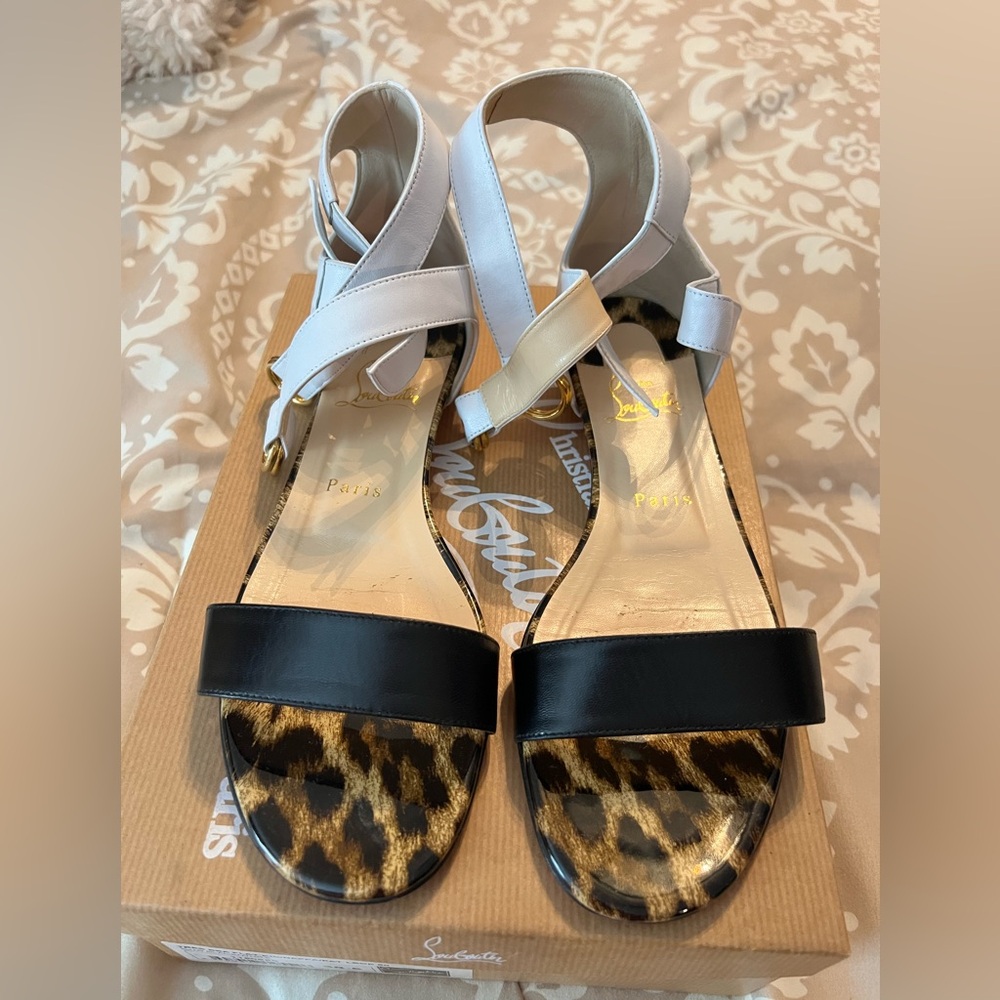 CHRISTIAN LOUBOUTIN
Leopard Patent Leather Tres Bea Flat Sandals